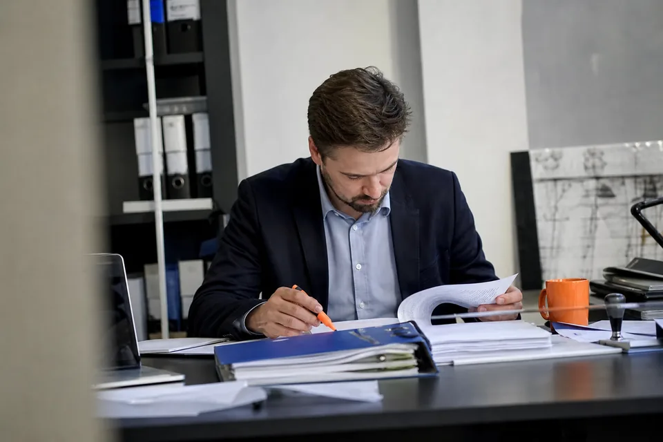 Analityk sprawdza odpis z rejestru z raportem rocznym spółki